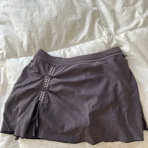 Konståkningskjol  - Konståkningskjol från passion ice i en lila-grå färg. Jättefint skick, inte använd speciellt mycket. 