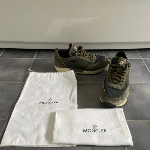 Moncler Horace Sneakers - Skick 8/10, dustbags följer med! Skriv vid frågor!Fraktas snabbt📦