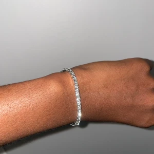 Tennischain armband silver  - Säljer tennischain armband i färgen silver. Grym kvalitet. Pris: 300kr. Bandet är elastiskt. Passar både herrar och kvinnor 