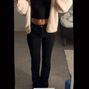 Svarta bootcut jeans lågmidjade  - Snygga svarta jeans bootcut jeans som är lågmidjade. Inga hål. skriv för fler frågor eller bilder ! 💓☺️