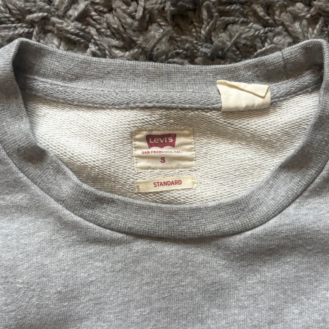 Grå sweatshirt från Levi's med tryck - 2