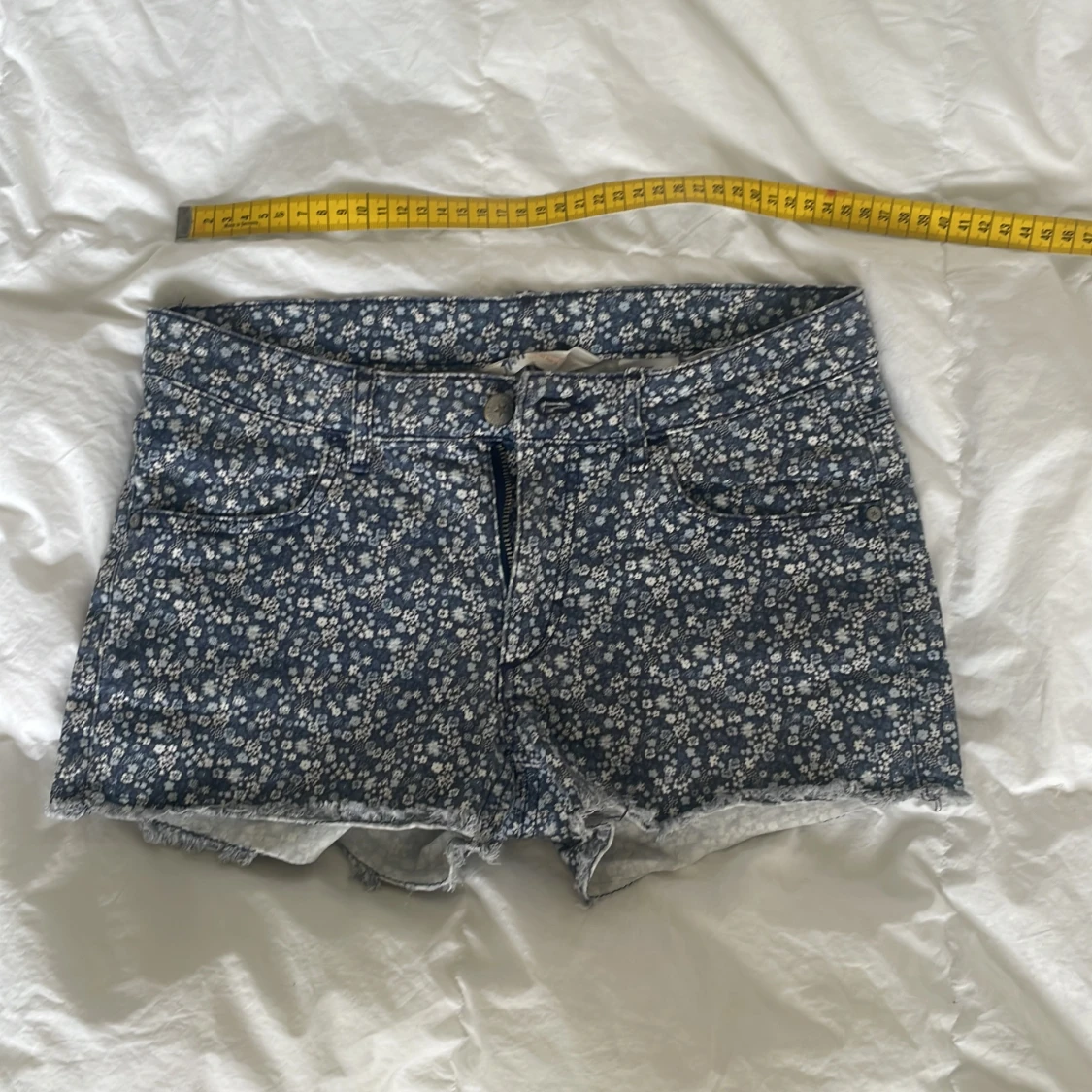 Blommiga jeansshorts från H&M - 1