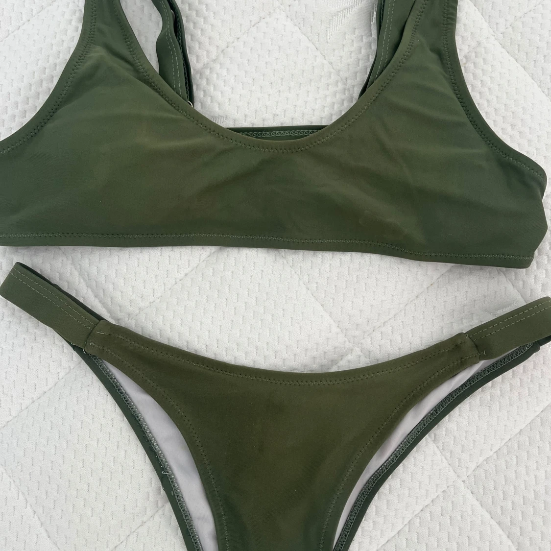 Olivgrön bikini med coola banddetaljer - 1