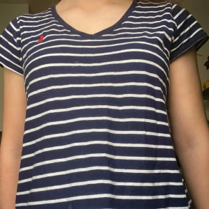 T-shirt från Ralph Lauren - Skitsnygg randig t-shirt från ralph lauren. Typ aldrig använt. Hör av er vid frågor och funderingar, billigare vid snabb affär ☺️