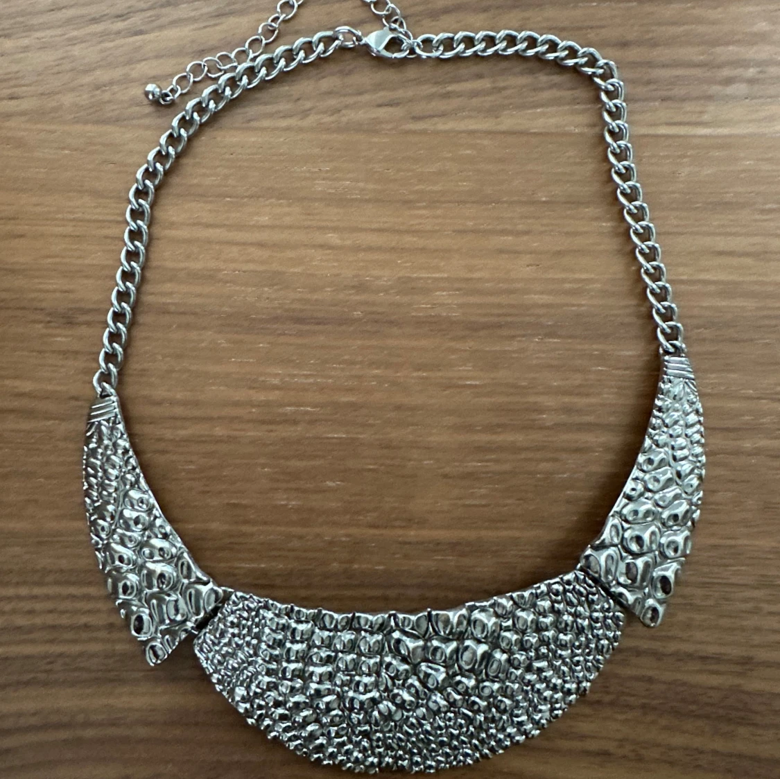 Statement halsband i silverfärg