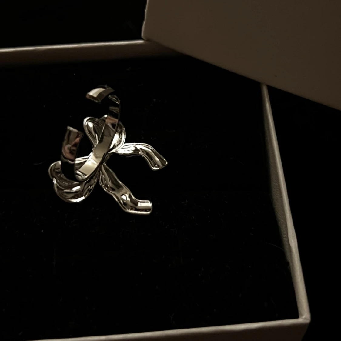 Silvrig rosett ring  - 1