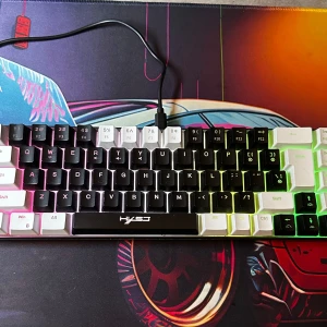 Gaming keyboard  - Använd men funkar fortfarande toppen bara en liten skada som man kan se på sista bilden inget mer👍👍