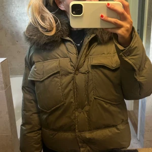 Grön pufferjacka  - Sjukt snygg grön dun-pufferjacka från Meotine, med fluffig pälskrage som är avtagbar. Köpt för ca 3500 dkk och säljs inte längre⚡️Strl S/M men sitter snyggt lite oversized på mig som har xs 