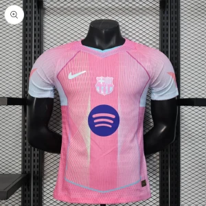 Rosa FC Barcelona fotbollströja Nike - Snygg FC Barcelona fotbollströja från Nike i rosa med vita detaljer och tunna vertikala ränder. Spotify-logga i mörkblått på bröstet och klubbmärke i ljusblått. Kortärmad modell i lätt och ventilerande material, perfekt för match eller träning.