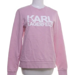 Collegetröja S:M från Karl Lagerfeld Rosa - Säljer en ljusrosa sweatshirt från Karl Lagerfeld i 100% ekologisk bomull. Tröjan har rund hals, långa ärmar och stor vit logotyp framtill. Perfekt för dig som gillar stilrena och trendiga plagg med designer-touch.