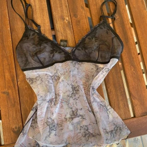 00s topp - Så gullig topp som är köpt på beyond retro!💋