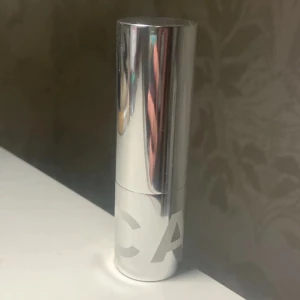 Silver highlighter från CAIA - Snygg highlighter från CAIA i en stilren, silvrig tub med spegelblank finish. Perfekt för att ge ansiktet extra glow och lyster. Smidig att ta med i väskan och enkel att applicera direkt på huden för en fräsch look.