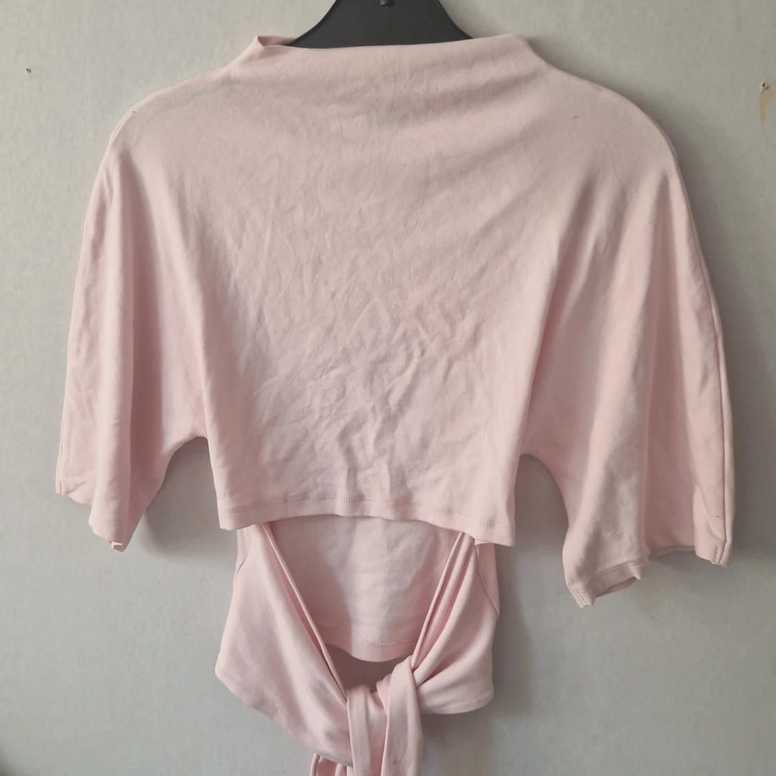 Ljusrosa croppad topp med knyt - 1