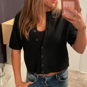 Kofta från Nelly! - Super fin svart kofta från Nelly i stl S!💗