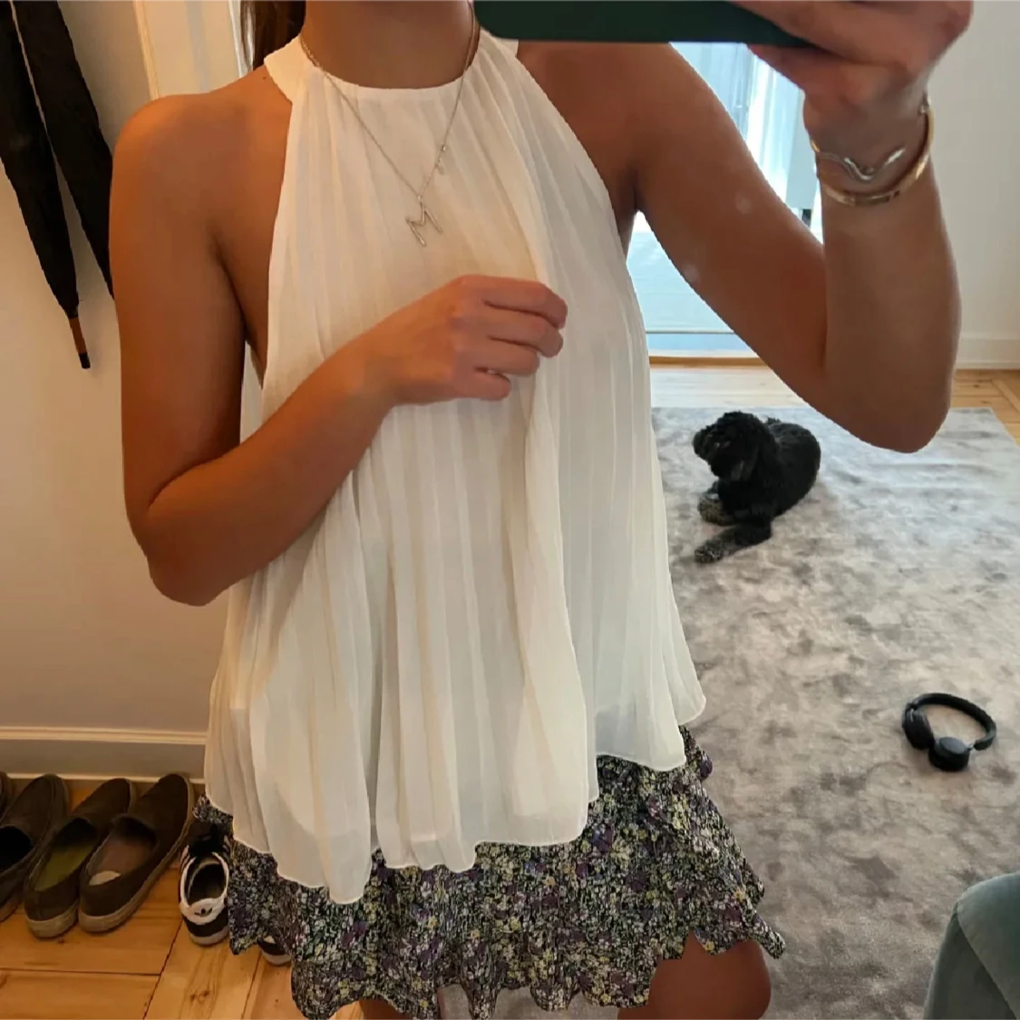 Vit plisserad ärmlös linnetopp - 1