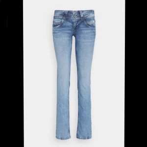 Blå bootcut jeans från Pepe Jeans - Snygga low waist blå jeans från Pepe Jeans med bootcut passform och låg midja. Jeansen har dubbla knappar i midjan, klassiska fem fickor. Har blivit förlängda längst ner på benen och används ett antal gånger. Perfekta för dig som letar efter low waist jeans med bra kvalitet till ett billigare pris! Priset går att diskuteras.
