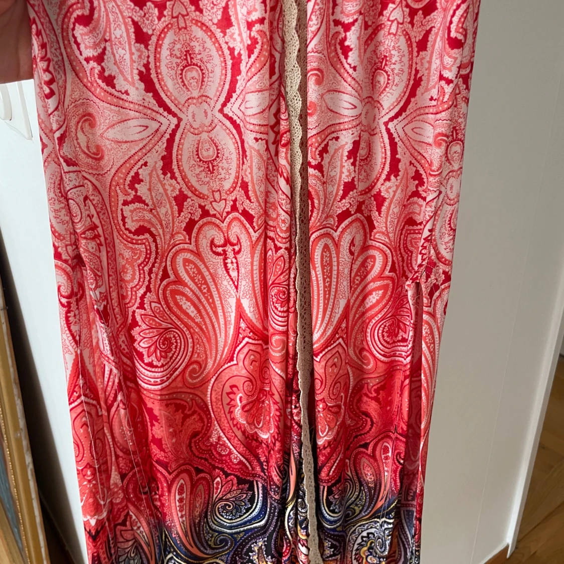 Paisleymönstrad långklänning med spets - 2