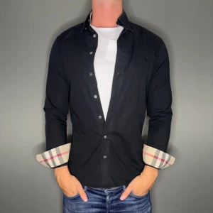 Burberry skjorta - Hej säljer nu min fina Burberry skjorta i storlek S. Den är i nyskick och kommer vara otroligt snygg på sommaren. Nypris cirka 4000kr! Vi kommer att sälja liknande produkter nu i sommar så glöm inte följa profilen!🌊🍾