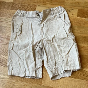 Linneshorts - Säljer ett par linneshorts i storlek 164 från Kappahl 