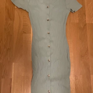Ljusgrön ribbad kortklänning med knappar - Grön klänning som är sååå fin från newyorker och aldrig använd