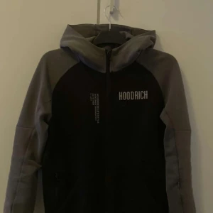 Hoodrich Zip Hoodie (Slutsåld Kollektion) - En hoodrich hoodie zip som är storlek Small i mycket bra skick. Denna kollektion går inte att köpa mer från Hoodrich. Passar även M