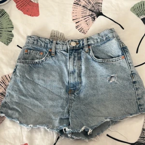 Ljusblå jeansshorts från g perfect jeans - Snygga ljusblå jeansshorts med hög midja från g perfect jeans. De har fransig rå kant, klassiska fyr fickor och en liten slitning framtill för en cool vibe. Perfekta för varma dagar och chill stil.
