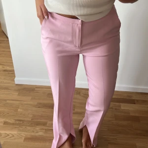 Rosa kostymbyxor  - Rosa kostym byxor från Gina tricot!! Använd fåtal gånger! 💕