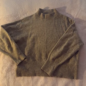 Stickad ull tröja Zalando  - Beige stickad tröja från Zalando Essentials med ribbad hög hals och muddar. 26% ull Inte alls stickig!! Tröjan är rätt så nopprig (därav priset)