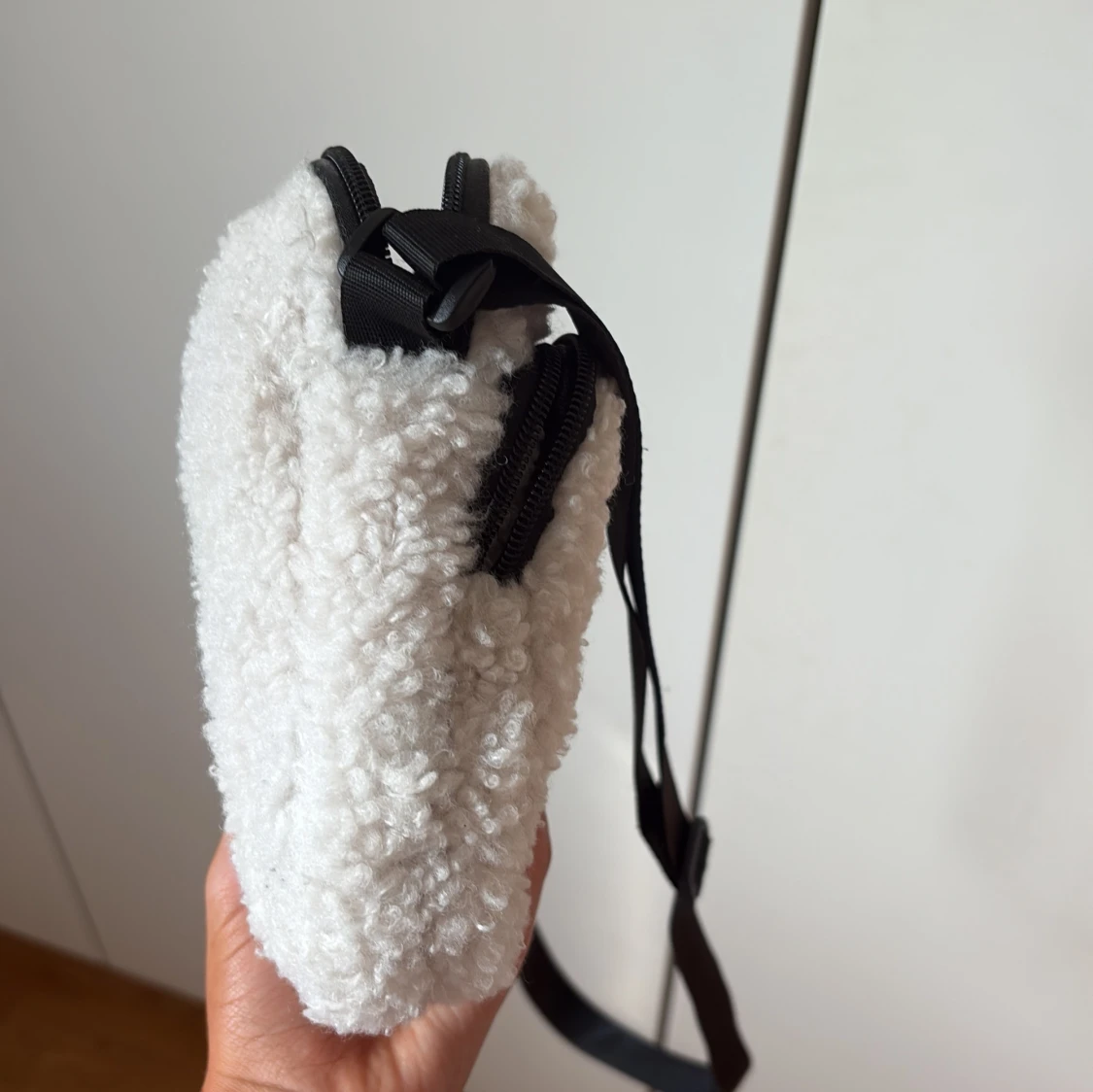 Vit fluffig axelväska med dragkedja - 2