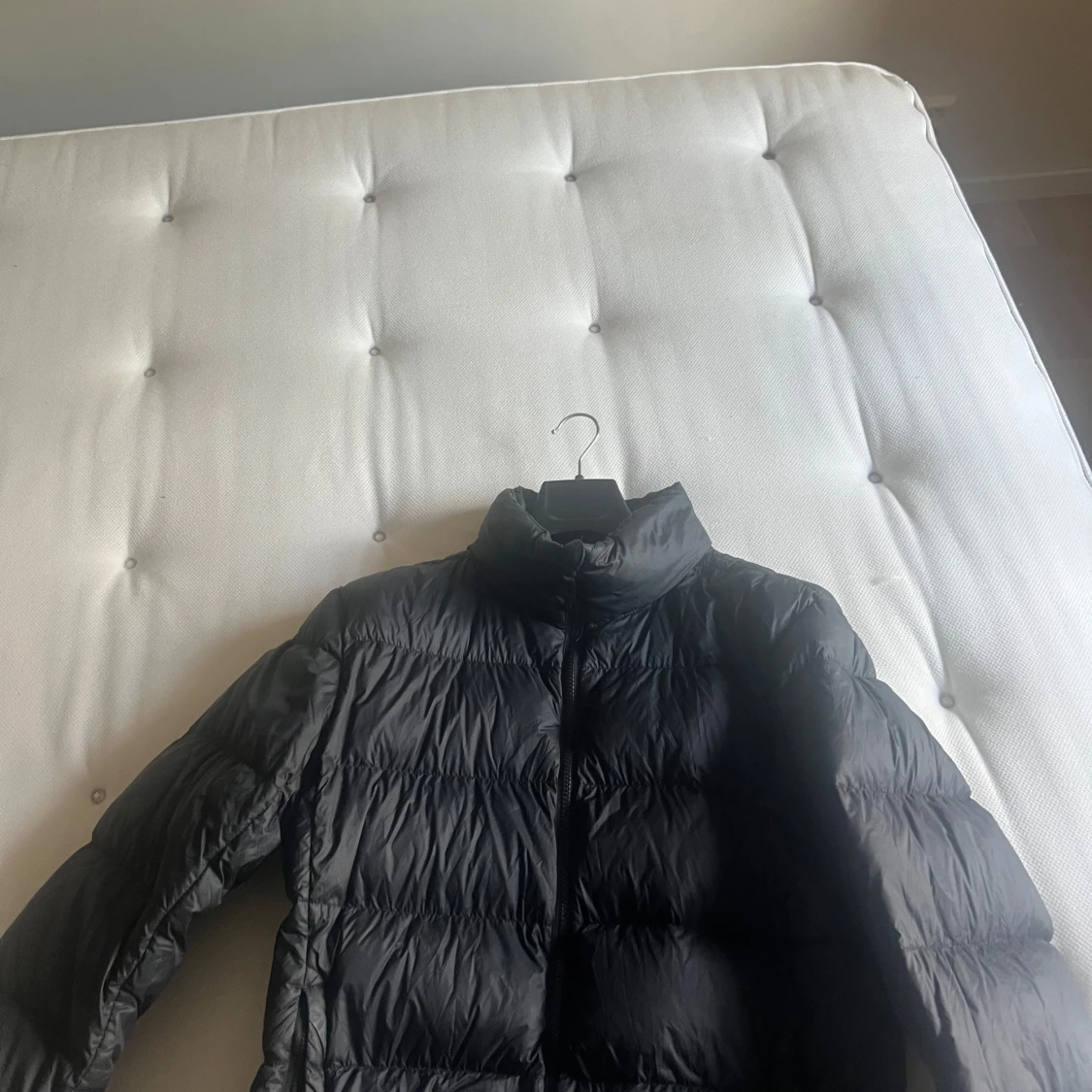 Svart lätt dunjacka från Cubus