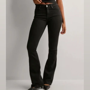 Svarta bootcut jeans från vero moda - Säljer ett par svarta jeans från vero moda med bootcut passform och hög midja. Materialet är stretchigt denim som sitter snyggt och bekvämt. Nästan helt nya!