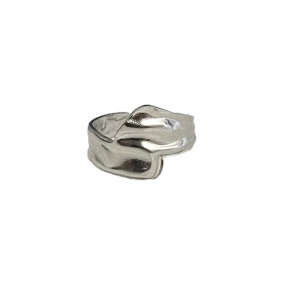 Silver ring - Ring från Salma details🤍 Gjord i rostfritt stål (vattentät!!) och är justerbar. I fint skick!🤍 Köpt för 299kr