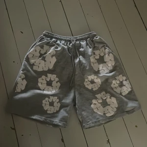 Denim years grå shorts - 🐼Gråa shorts från Denim Tears med elastisk midja och snörning. Jag är 181 och dom passar mig bra! Passar alla outfits 🤩