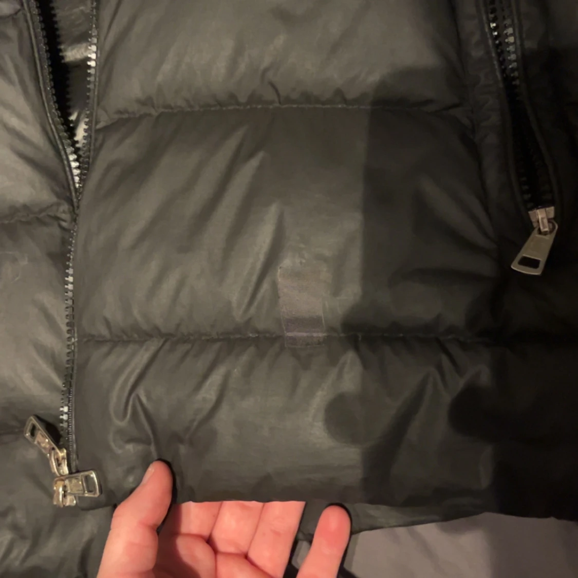 Svart dunväst från Moncler med huva - 4