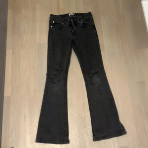 Bootcut jeans i svart från 157 XS - Svarta bootcut jeans från lager 157 i storlek XS. Snyggt utsvängda ben och klassisk femficksdesign. Jeansen har en mörk tvätt och är  i stretchat material💞