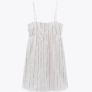 Vit randig miniklänning - Gullig vit klänning. Smala blå ränder. Sällan använd! Har inbygda shorts. Passar mig som oftast har S