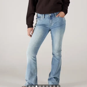 True Religion ljusblå bootcut jeans - Säljer mina ljusblå jeans från True Religion med bootcut-passform då de inte längre är min stil. De är sparsamt använda och har inga defekter (storlek 24/30!)