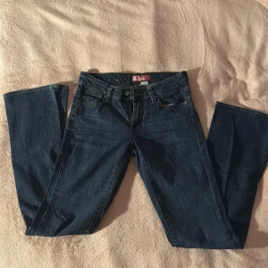 Mörkblå vintage bootcut jeans - Snygga vintage mörkblå bootcut jeans från 90-talet! De är 30 år gammla men väldigt väl omhändertagna!🫶