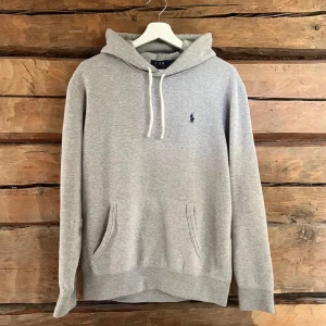 Grå Ralph lauren hoodie - Grå Ralph lauren hoodie size M I väldigt bra skick knappt använd. Den är perfekt för hösten och är i perfekt skick