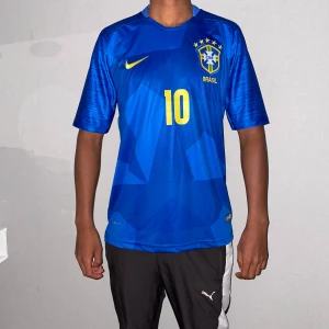 Brasilien landslagströja neymar 10 storlek M - Säljer en Brasilien tröja med neymar 10 på ryggen. Storlek M. Fin replika med grym kvalitet. Normal i passformen. Pris: 350kr. Först till kvarn 
