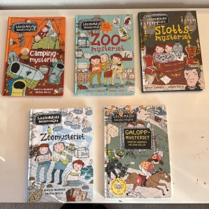 Lasse maja böcker  - Jag säljer 4 st Lasse Maja böcker. Camping mysteriet, zoo mysteriet (i färg), zoo mysteriet (svart vitt) och slott mysteriet. (Galoppmysteriet är ej till salu) Alla är i bra skick, knappt använda! Säljer styck‼️