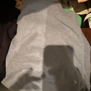 Ljusblå hoodie från Polo Ralph Lauren - Säljer en chill ljusblå hoodie från Polo Ralph Lauren i storlek XL. Tröjan har huva och den klassiska lilla Polo-loggan broderad på bröstet. Mjuk och skön bomull, perfekt för att slänga på sig när man vill vara bekväm. Passar dig som gillar enkel och stilren streetwear.