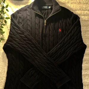 Ralph Lauren Quarter Zip (marinblå) - Säljer en mycket väl omhändertagen zip tröja från Polo Ralph Lauren. Storlek XL Bredd: 62 Längd: 74 nypris ca: 2700kr Har du frågor angående tröjan eller passar inte priset så lägg ett meddelande!🙌