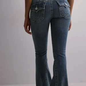 true religion jeans - Säljer dessa jeans då dom blivit för stora för mig, dom är bra skick förutom nere vid fötterna då dom varit för långa så dom är lite söndriga där, inte användt dessa så mycket💕(pris kan diskuteras) och skriv för bilder!