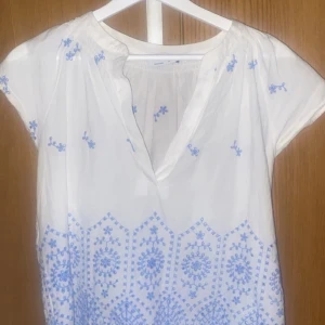 blå vit topp - jättefin t shirt med blå mönster från lindex holly & whyte, säljs då den aldrig används, den är st S men funkar på xs också💗