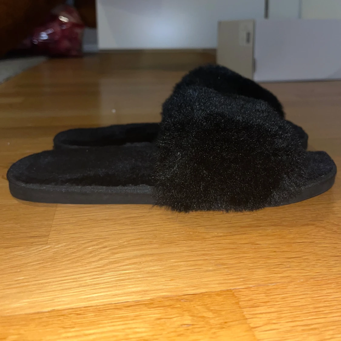 Svarta fluffiga sandaler  - 1