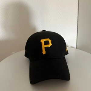 Pittsburgh pirates keps - Använd en gång (testad) Annars har den bara vart på hyllan och glömts av  Klisterlapparna på skärmen är dock borttagna Vid frågor eller fler bilder så är det bara att skriva. OBS FINNS UTE PÅ FLER SIDOR