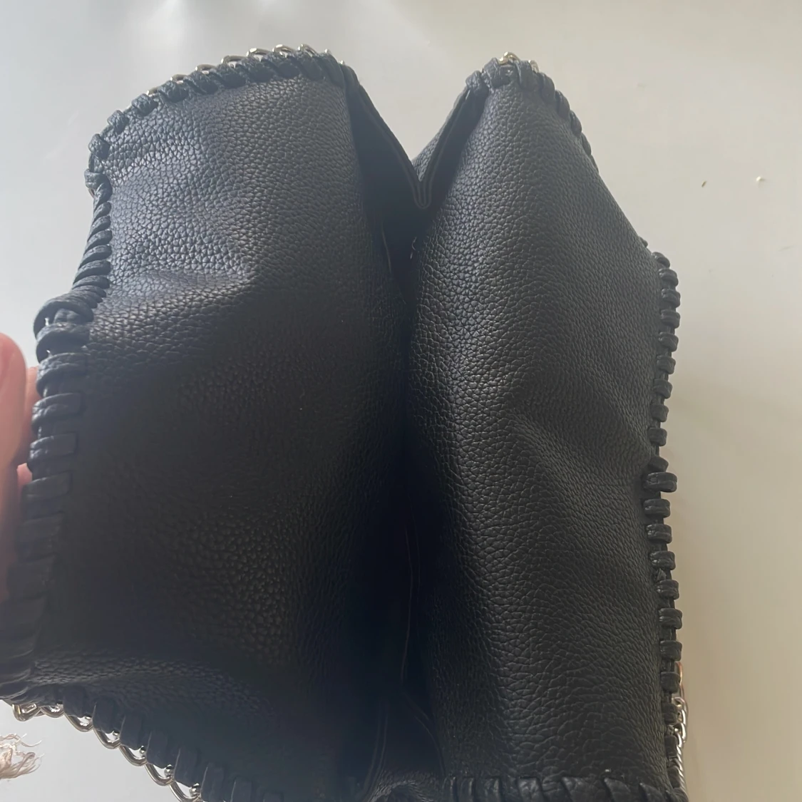 Svart axelväska med kedjedetaljer - 2