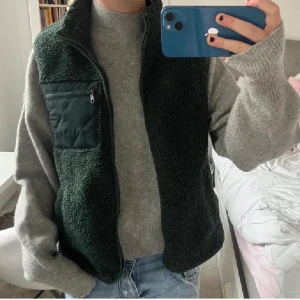 Teddy väst - Skitsnygg Teddyväst från Lindex i storlek S, använd 1 gång bara! Passar perfekt nu när det börjar bli lite kallare