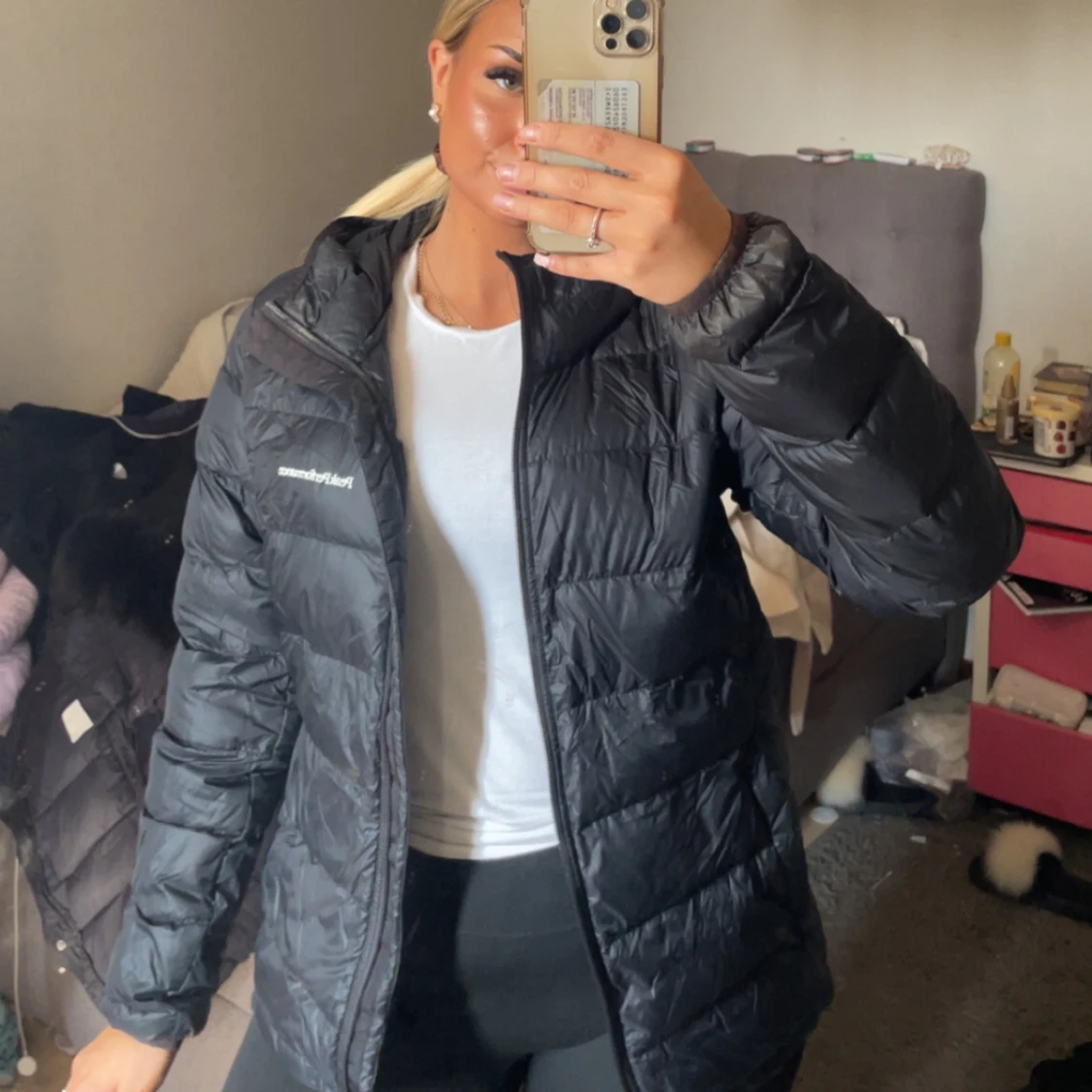 Svart dunjacka från Peak Performance